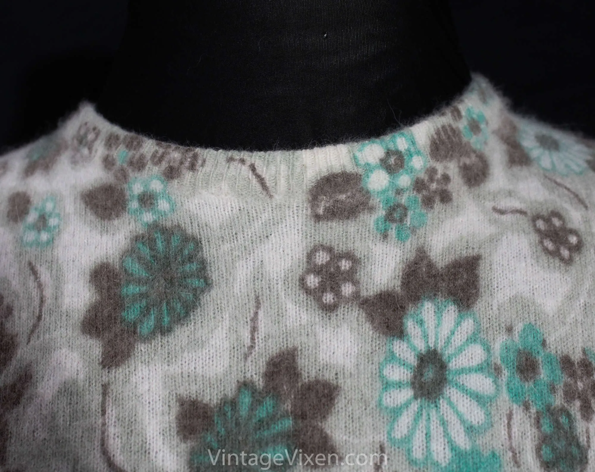 Size 12 Angora Sweater - 1960s Floral Print Soft Large Pullover - Spring Floral Hand Screened Knit - Jade Green Light Gray White - Bust 37.5